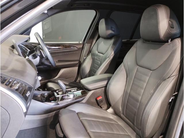 シートは少し硬め御座います。体が沈み込まず、体をシートの面で支えることにより、疲労感の軽減につながります。