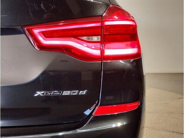 ＢＭＷのテールランプはプレスラインへと続く形状のため、統一感のある綺麗なラインを演出しております。