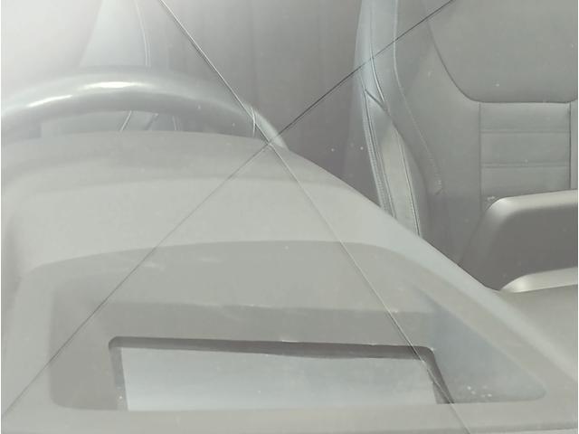 ＢＭＷはダウンフォースにより、車両を安定させるため、車の底は平らな造りとなっております。ＢＭＷの走行性能に対するこだわりはこういったところにも御座います。