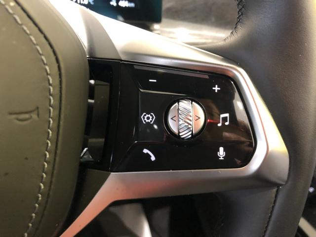 �y�}���`�t�@���N�V�����X�e�A�����O�z�X�e�A�����O�E���̃X�C�b�`�ł́A�I�[�f�B�I�̃{�����[���̒��߂�A���W�I�̃`�����l���̕ύX�A�d�b�̎󂯎��Ȃǂ��\�ɂ��܂��B�^�]���ɖڐ����������ɑ���\�ł��B