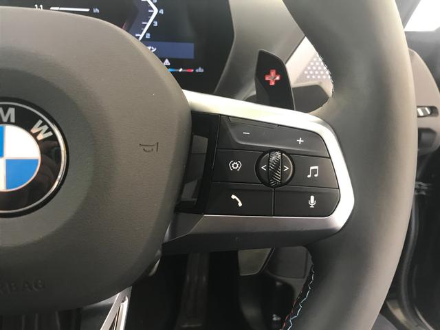 �y�}���`�t�@���N�V�����X�e�A�����O�z�X�e�A�����O�E���̃X�C�b�`�ł́A�I�[�f�B�I�̃{�����[���̒��߂�A���W�I�̃`�����l���̕ύX�A�d�b�̎󂯎��Ȃǂ��\�ɂ��܂��B�^�]���ɖڐ����������ɑ���\�ł��B