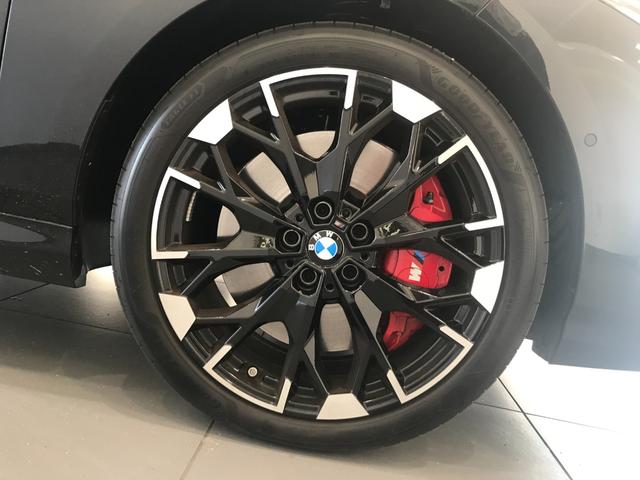 �O�ցE��ւɊ��ȃT�u�t���[����ǉ����A�����Ƀp�[�c�����t���邱�Ƃɂ��A������ł����Ă��������萫��ێ����Ă���܂��B