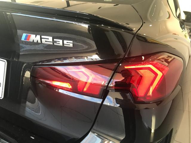 �����Ƀe�[�����C�g���f�U�C�����邱�Ƃɂ��A�ԗ��̕����L�����o���A���C�h�{�f�B�[�ŃX�|�[�e�B�[�Ȉ�ۂ�^���܂��B