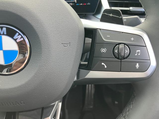 �y�}���`�t�@���N�V�����X�e�A�����O�z�X�e�A�����O�E���̃X�C�b�`�ł́A�I�[�f�B�I�̃{�����[���̒��߂�A���W�I�̃`�����l���̕ύX�A�d�b�̎󂯎��Ȃǂ��\�ɂ��܂��B�^�]���ɖڐ����������ɑ���\�ł��B