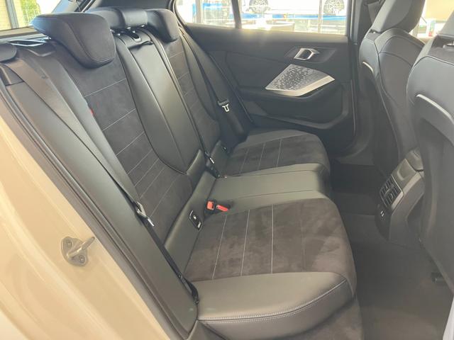 １シリーズ １２０ｄ　Ｍスポーツ　弊社元デモカー　アクティブクルーズコントロール　ヘッドアップディスプレイ　全周囲カメラ　１８インチアルミホイール　電動リアゲート　アンビエントライト　マイルドハイブリッド　ＬＥＤヘッドライト（13枚目）