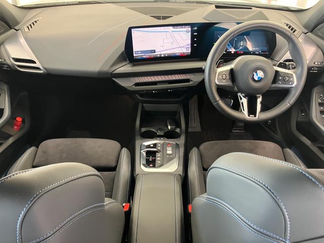 １シリーズ １２０ｄ　Ｍスポーツ　弊社元デモカー　アクティブクルーズコントロール　ヘッドアップディスプレイ　全周囲カメラ　１８インチアルミホイール　電動リアゲート　アンビエントライト　マイルドハイブリッド　ＬＥＤヘッドライト（14枚目）