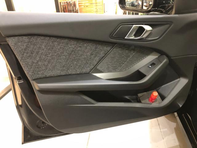 １シリーズ １２０ｄ　弊社下取り車　ワンオーナーＡＣＣ　ＨＵＤ　アンドロイドオート＆アップルカープレイ　純正１７ＡＷ　ワイヤレス充電　電動リアゲート　シートヒーター　アンビエントライト　全周囲カメラ　電動シート　ＥＴＣ（57枚目）