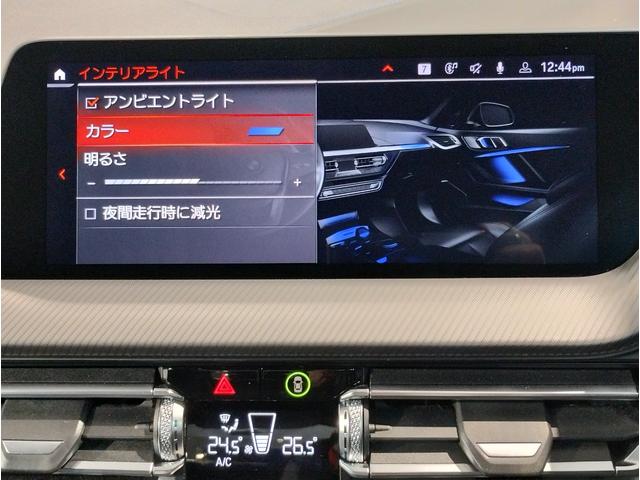 �i�r�̔z�u���Z���^�[�p�l���㕔�ɐݒu���邱�Ƃɂ��A�^�]���͓��H����ڐ����o�������O�����ƂȂ��A���S�ɂ������������܂��B