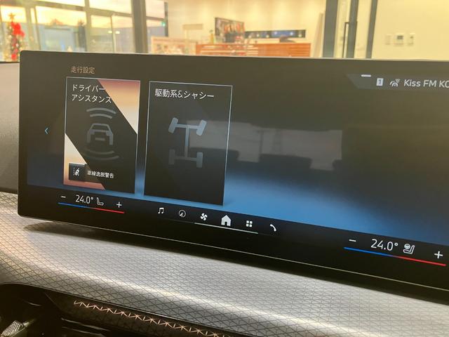 �i�r�̔z�u���Z���^�[�p�l���㕔�ɐݒu���邱�Ƃɂ��A�^�]���͓��H����ڐ����o�������O�����ƂȂ��A���S�ɂ������������܂��B