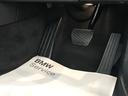 【ペダル】BMWはオルガン式アクセルペダルを採用しています。踏み込む足とペダルが同じ軌跡を描くため、かかとがずれにくく、アクセルコントロールがよりしやすくなるメリットがあります。