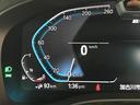 BMWのメーターパネルは選曲や、ラジオのチャンネルなども表示可能です。運転中に目線が泳ぐことなく、安全で疲れにくいです。