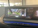【ヘッドアップディスプレイ】現在の車速表示や目的地へのルート案内やメディア関連のリストを表示する事が可能です。視線移動を減らす事によりドライブに集中して頂けます。
