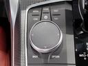 【iDriveコントローラー】手元でナビゲーション操作を可能にすることにより、ドライビングの姿勢を崩したり、目線を大きくそらすことなく安全な運転が可能です。