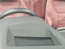 【ヘッドアップディスプレイ】現在の車速表示や目的地へのルート案内やメディア関連のリストを表示する事が可能です。視線移動を減らす事によりドライブに集中して頂けます。