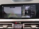 【全周囲カメラ】全周囲カメラ装備車両で御座いますので、狭い駐車スペースでもお車の全体図が確認でき、障害物との接触を未然に防ぐことが可能です。
