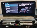 シフトレバー周辺に搭載されたiDrive(ナビのコントローラー)はドライバーの運転姿勢を崩さず、直感的に操作が可能で御座います