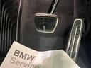【ペダル】BMWはオルガン式アクセルペダルを採用しています。踏み込む足とペダルが同じ軌跡を描くため、かかとがずれにくく、アクセルコントロールがよりしやすくなるメリットがあります。