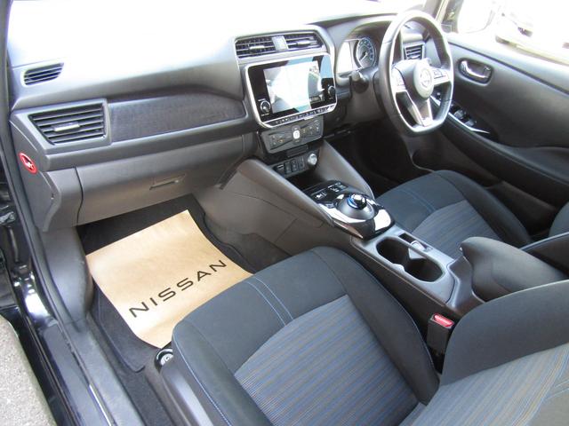 リーフ Ｘ　Ｖセレクション　プロパイロット・メーカーナビ・フルセグ・アラウンドビュー・ＬＥＤライト・ステアリング＆シートヒーター・社外前後ドラレコ・ＥＴＣ・スマートルームミラー・側後方支援・ｅ－ｐｅｄａｌ・ＵＳＢ・純正１７インチ（8枚目）