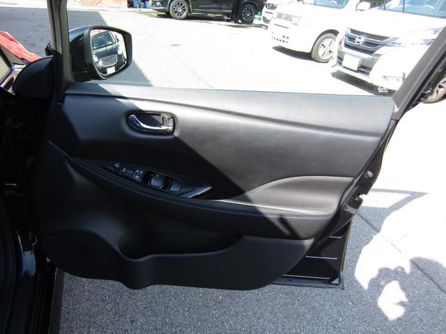 リーフ Ｘ　Ｖセレクション　プロパイロット・メーカーナビ・フルセグ・アラウンドビュー・ＬＥＤライト・ステアリング＆シートヒーター・社外前後ドラレコ・ＥＴＣ・スマートルームミラー・側後方支援・ｅ－ｐｅｄａｌ・ＵＳＢ・純正１７インチ（28枚目）