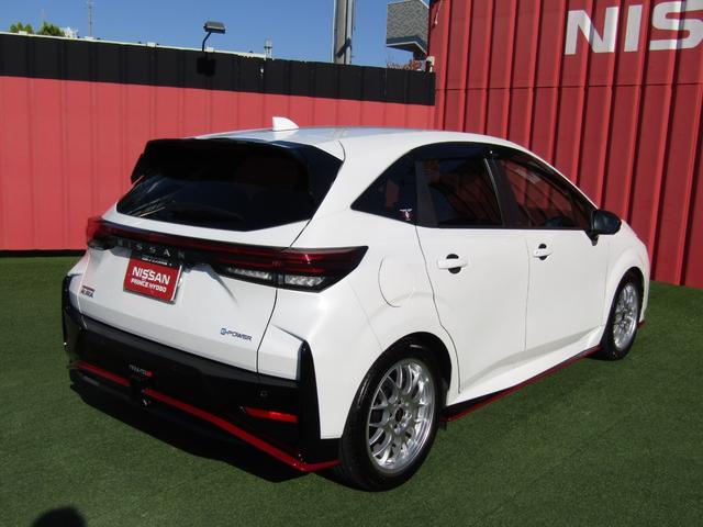 オーラ ニスモ　プロパイロット・メーカーナビ・フルセグ・アラウンドビュー・ＬＥＤライト・スマートルームミラー・シートヒーター・ワイヤレス充電・ＳＯＳコール・ＥＴＣ・社外ＢＢＳアルミ・前後ドラレコ・エマブレ（4枚目）