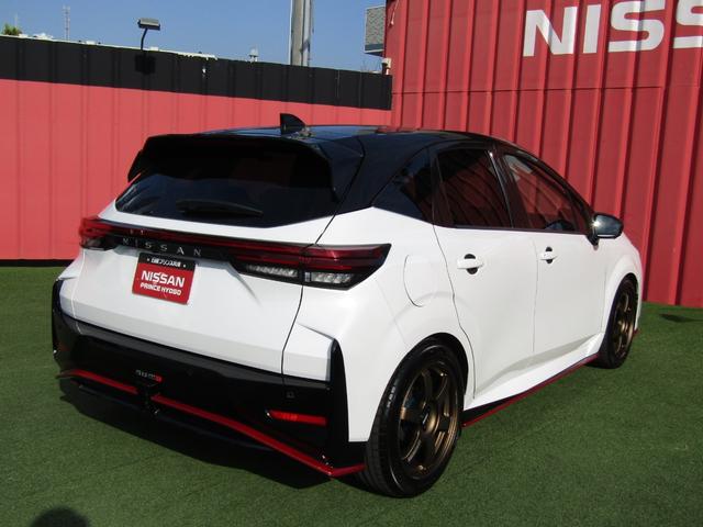 オーラ ニスモ　プロパイロット・メーカーナビ・フルセグ・アラウンドビュー・ＬＥＤライト・ＯＰレカロシート・リアシートＧレザー用・レイズ１７インチアルミ・スマートルームミラー・前後ドラレコ・社外スピーカー・アンプ（4枚目）