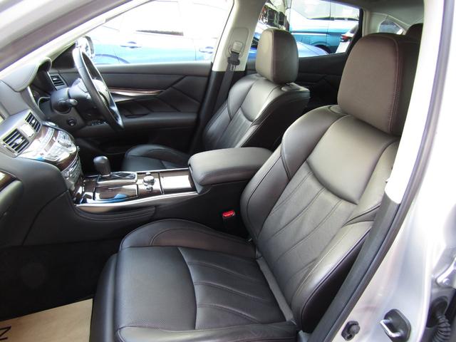 【純正ナビ】人気の純正ナビを装備しております。ナビの使いやすさはもちろん、オーディオ機能も充実！キャンプや旅行はもちろん、通勤や買い物など普段のドライブも楽しくなるはず♪