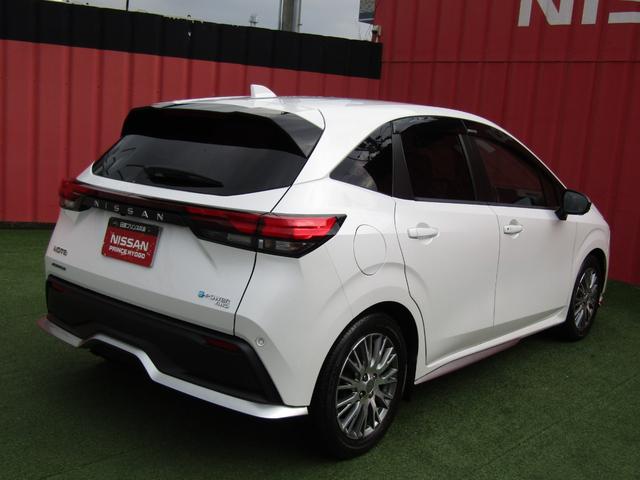 ノート オーテック　ＦＯＵＲ　４ＷＤ・プロパイロット・メーカーナビ・フルセグ・レザーシート・アラウンドビュー・ＬＥＤライト・ステアリング＆シートヒーター・スマートルームミラー・ワイヤレス充電・ＴＶキット・ＥＴＣ・エマブレ・（2枚目）