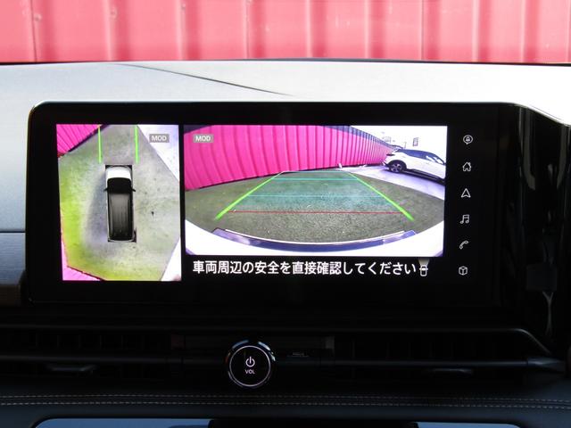 �y�A���E���h�r���[���j�^�[�z�N���}�̐^�ォ�猩�Ă��邩�̂悤�ȉf���A���͂̏󋵂�m�邱�ƂŁA���Ԃ�e�Ղɍs�����߂̎x���Z�p�ł��B