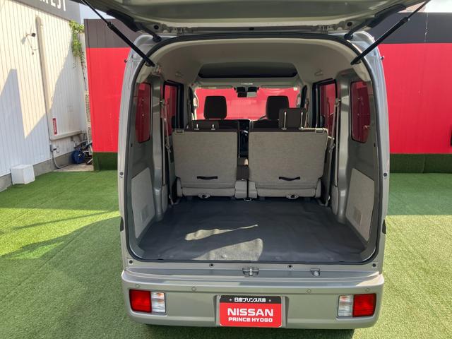 普段のお買い物や通勤使用に十分な荷室スペース！セカンドシートを倒すと、大きな荷物の積載も可能です！