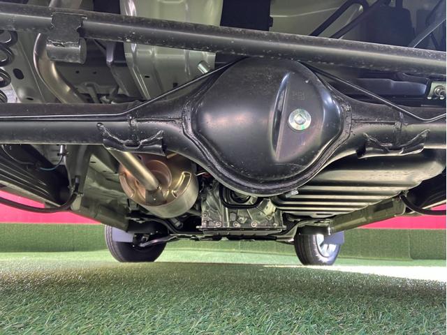 納車前にお車を持ち上げて入念に点検いたします。