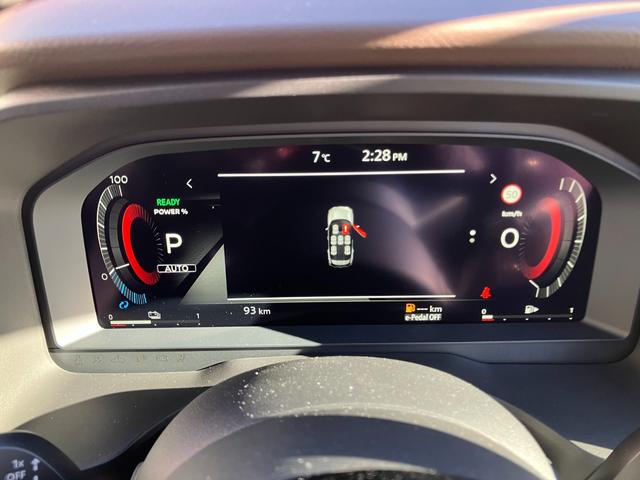 エクストレイル Ｘ　ｅ－４ＯＲＣＥ　プロパイロット・メモリーナビ・地デジ・Ｂｌｕｅｔｏｏｔｈ・ＥＴＣ・アラウンドビューモニター・ステアリングリモコン・スマートルームミラー・パワーバックドア・ＳＯＳコール・パワーシート・シートヒーター・（12枚目）