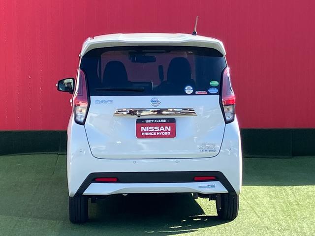 デイズ ハイウェイスター　Ｘ　アーバンクロム　エマージェンシーブレーキ・メモリーナビ・ＤＶＤ再生・Ｂｌｕｅｔｏｏｔｈ・地デジ・ミュージックサーバー・アラウンドビューモニター・ステアリングリモコン・プッシュスタート・オートライト・ＳＯＳコール（6枚目）