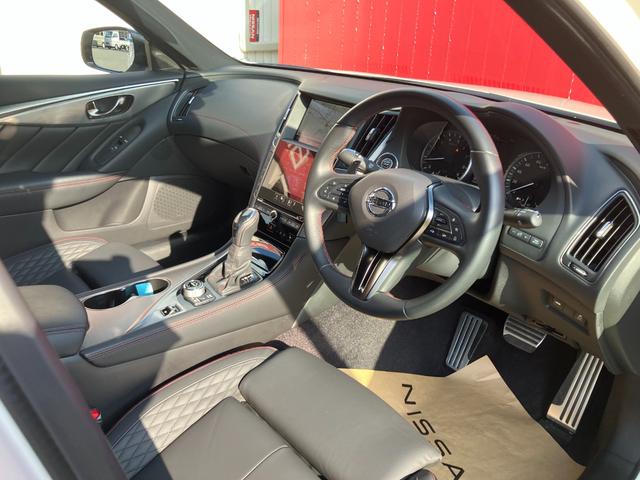 スカイライン ４００Ｒ　エマージェンシーブレーキ・メモリーナビ・Ｂｌｕｅｔｏｏｔｈ・地デジ・アラウンドビューモニター・ＥＴＣ２．０・革シート・パワーシート・シートヒーター・シートメモリー・パドルシフト・プッシュスタート（9枚目）