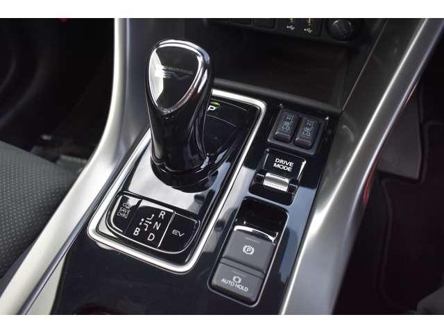 エクリプスクロスＰＨＥＶ ブラックエディション　電動リアゲート　クリアランスソナー　サイドエアバッグ　スマートキー　シートヒーター　４ＷＤ　フルオートエアコン　誤発進抑制　電動シート（12枚目）