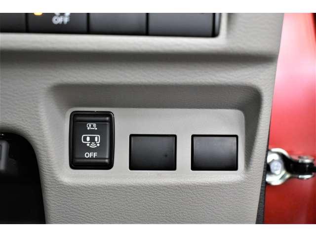 【ハンズフリーオートスライドドア】荷物などで両手がふさがっていても、スマートキーを携帯している状態で、スライドドアの下に足先をスッと入れてサッと引くだけで、ドアが自動で開閉します。（助手席側）