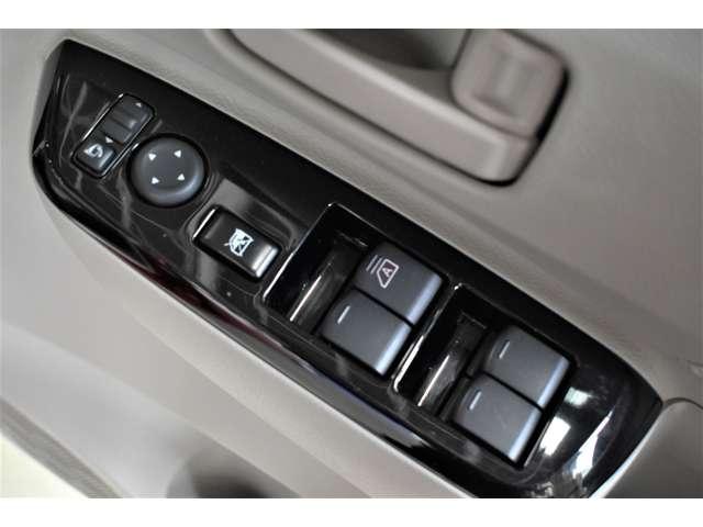 自然な操作ができる位置にさりげなくレイアウトされたウインドー＆ミラーコントロール！