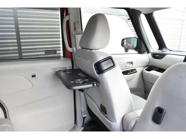 助手席シートバックには折り畳み式テーブルを装備。リヤシートでゆったり食事も楽しめます。