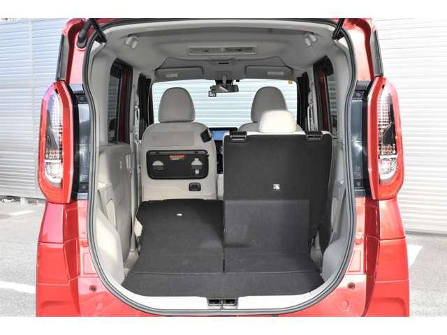 分割可倒式リヤシート。積む荷物にあわせて手軽にシートアレンジを楽しめます。