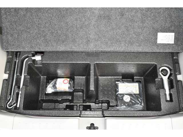 トランクルームの下にパンク修理キットと収納スペースがあります。