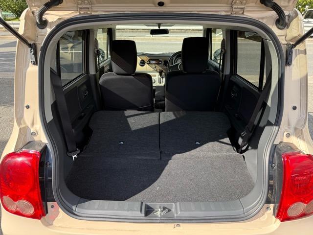 セカンドシートを倒すと、大きな荷物の積載も可能ですよ☆