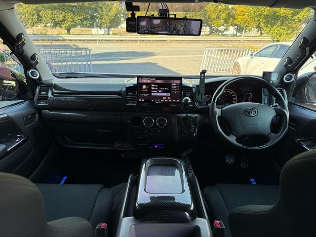 ハイエースバン ロングスーパーＧＬ　４型仕様フェイスチェンジ・プッシュスタート・ストラーダフローティングナビ・Ｂｌｕｅｔｏｏｔｈ・ツイター・ドラレコ・デジタルインナーミラー・外テール・セミバッケトシート・ウインカーミラー・カーボンパーツ（2枚目）