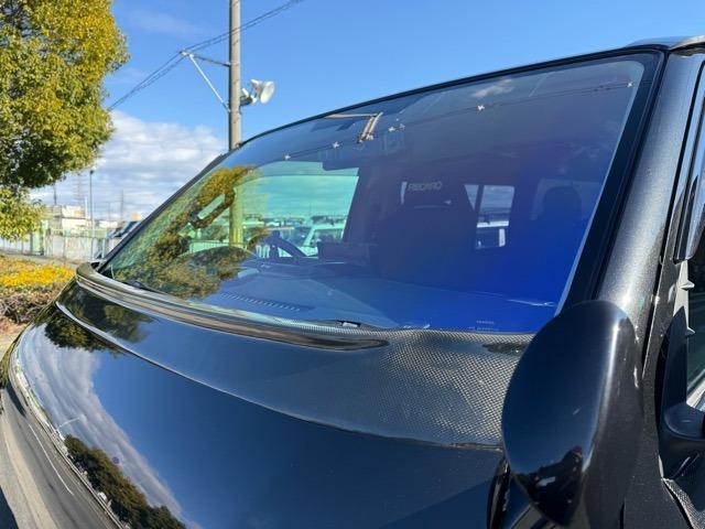 ハイエースバン ロングスーパーＧＬ　４型仕様フェイスチェンジ・プッシュスタート・ストラーダフローティングナビ・Ｂｌｕｅｔｏｏｔｈ・ツイター・ドラレコ・デジタルインナーミラー・外テール・セミバッケトシート・ウインカーミラー・カーボンパーツ（19枚目）