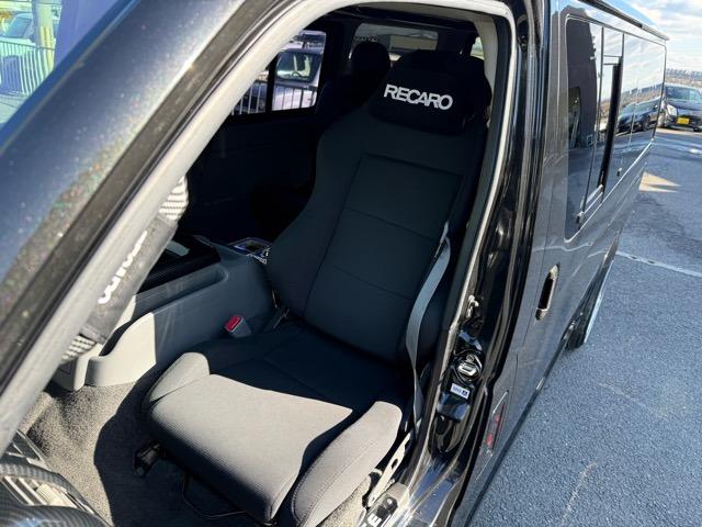 ハイエースバン ロングスーパーＧＬ　４型仕様フェイスチェンジ・プッシュスタート・ストラーダフローティングナビ・Ｂｌｕｅｔｏｏｔｈ・ツイター・ドラレコ・デジタルインナーミラー・外テール・セミバッケトシート・ウインカーミラー・カーボンパーツ（30枚目）