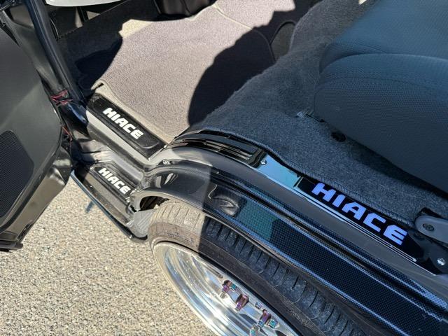 ハイエースバン ロングスーパーＧＬ　４型仕様フェイスチェンジ・プッシュスタート・ストラーダフローティングナビ・Ｂｌｕｅｔｏｏｔｈ・ツイター・ドラレコ・デジタルインナーミラー・外テール・セミバッケトシート・ウインカーミラー・カーボンパーツ（32枚目）