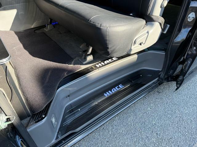 ハイエースバン ロングスーパーＧＬ　４型仕様フェイスチェンジ・プッシュスタート・ストラーダフローティングナビ・Ｂｌｕｅｔｏｏｔｈ・ツイター・ドラレコ・デジタルインナーミラー・外テール・セミバッケトシート・ウインカーミラー・カーボンパーツ（34枚目）