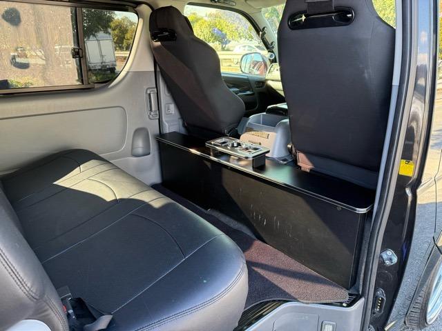 ハイエースバン ロングスーパーＧＬ　４型仕様フェイスチェンジ・プッシュスタート・ストラーダフローティングナビ・Ｂｌｕｅｔｏｏｔｈ・ツイター・ドラレコ・デジタルインナーミラー・外テール・セミバッケトシート・ウインカーミラー・カーボンパーツ（37枚目）