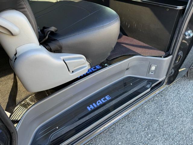 ハイエースバン ロングスーパーＧＬ　４型仕様フェイスチェンジ・プッシュスタート・ストラーダフローティングナビ・Ｂｌｕｅｔｏｏｔｈ・ツイター・ドラレコ・デジタルインナーミラー・外テール・セミバッケトシート・ウインカーミラー・カーボンパーツ（38枚目）
