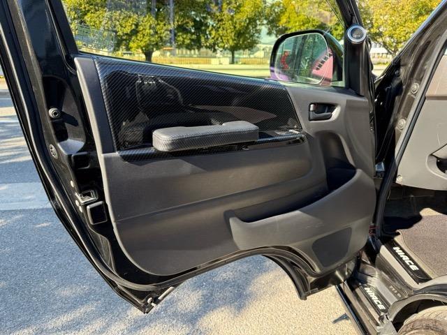ハイエースバン ロングスーパーＧＬ　４型仕様フェイスチェンジ・プッシュスタート・ストラーダフローティングナビ・Ｂｌｕｅｔｏｏｔｈ・ツイター・ドラレコ・デジタルインナーミラー・外テール・セミバッケトシート・ウインカーミラー・カーボンパーツ（52枚目）