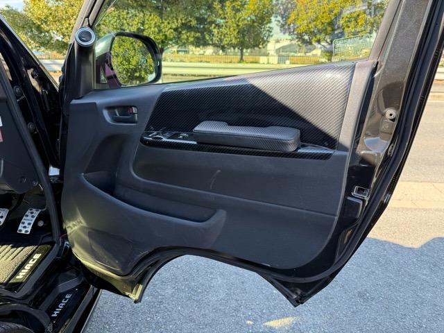 ハイエースバン ロングスーパーＧＬ　４型仕様フェイスチェンジ・プッシュスタート・ストラーダフローティングナビ・Ｂｌｕｅｔｏｏｔｈ・ツイター・ドラレコ・デジタルインナーミラー・外テール・セミバッケトシート・ウインカーミラー・カーボンパーツ（53枚目）