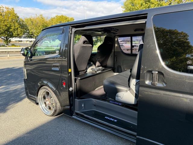 ハイエースバン ロングスーパーＧＬ　４型仕様フェイスチェンジ・プッシュスタート・ストラーダフローティングナビ・Ｂｌｕｅｔｏｏｔｈ・ツイター・ドラレコ・デジタルインナーミラー・外テール・セミバッケトシート・ウインカーミラー・カーボンパーツ（54枚目）